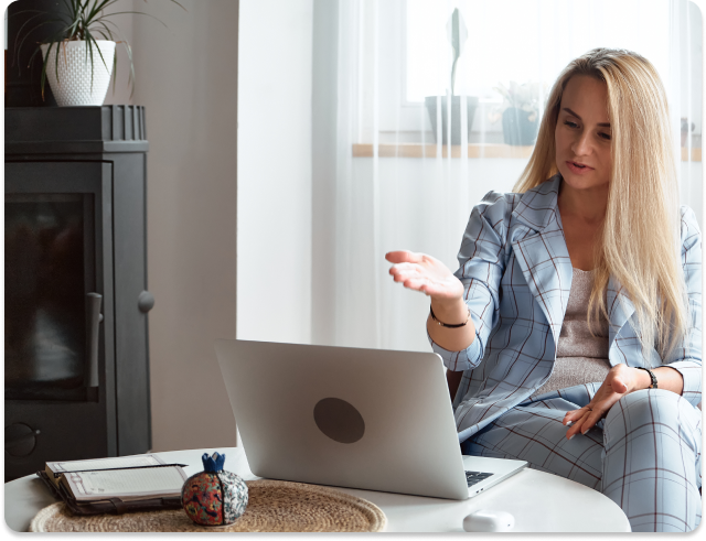 Online-Coaching: Beraterin im Gespräch mit Klienten über Laptop