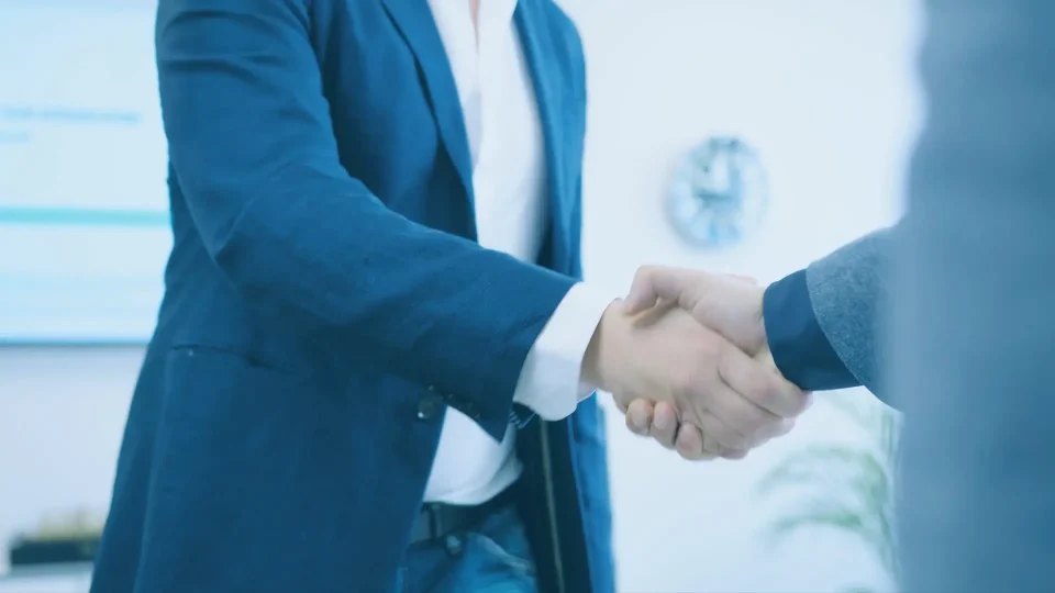 Coaching-Vertrauen: Handschlag zwischen Coach und Kunde